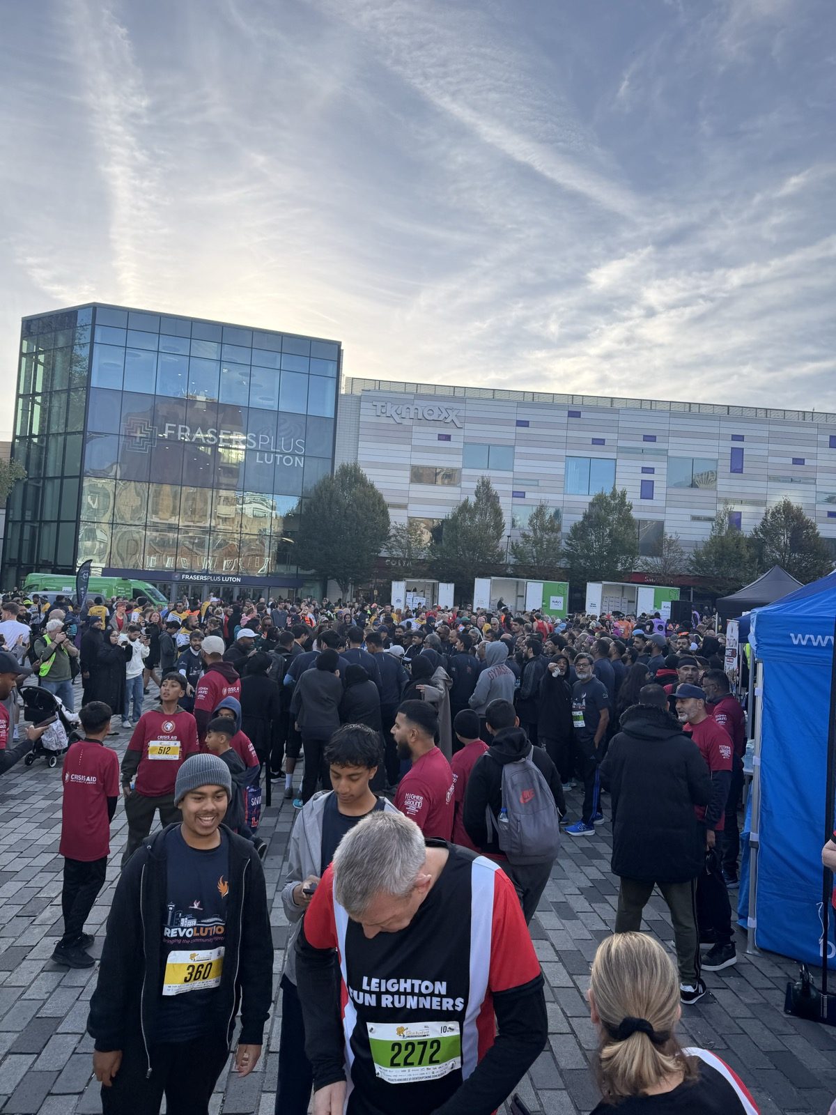 Crowds of runners at the start area in Luton town centre